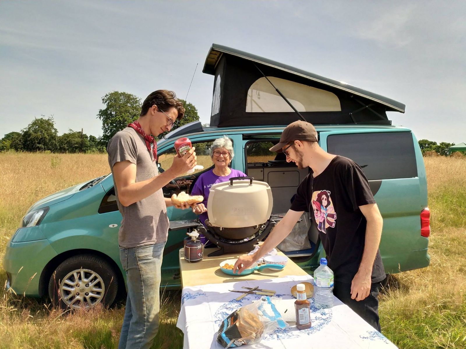 NV200 Campervan Sussex Campervans Jenny bacon sarnies on a dig.JPG