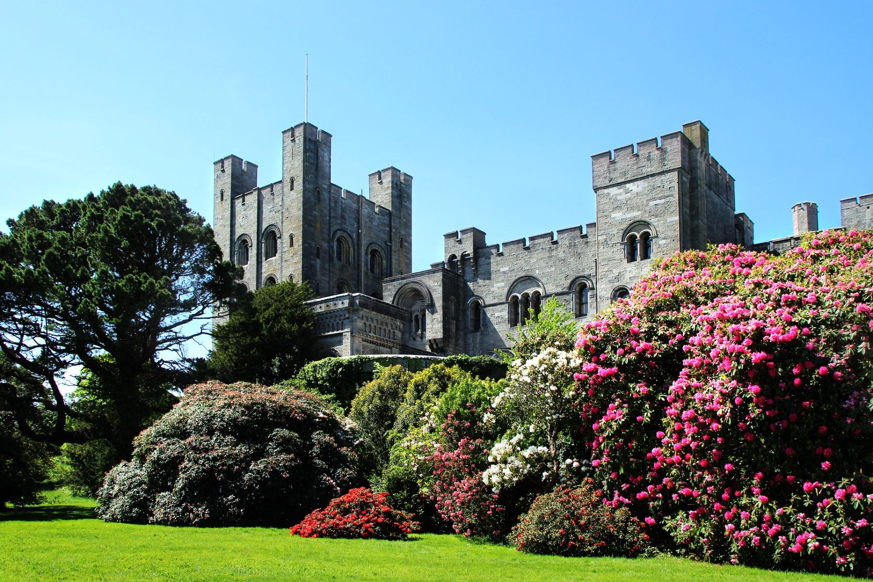 penrhyn-castle-4299304_1920.jpg